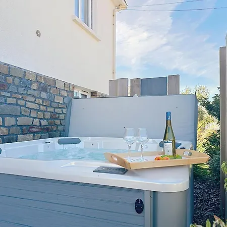 Le Terrier Prefaillais- Jacuzzi By Interhome Сasa de vacaciones