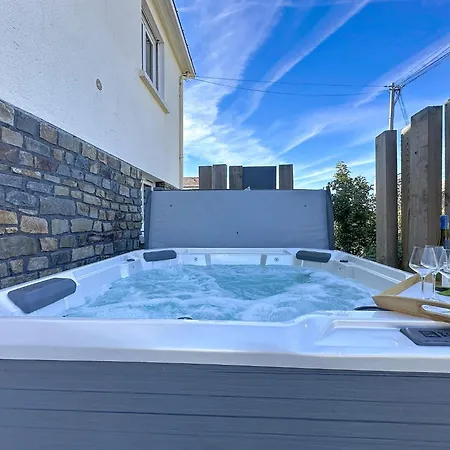 Сasa de vacaciones Le Terrier Prefaillais- Jacuzzi By Interhome